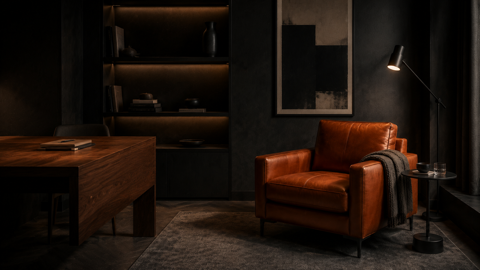 Estudio oscuro con sillón cognac